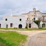 Dopo quasi un chilometro arriviamo alla masseria Carparelli. Eretta tra il 500 e il 600 sotto la dominazione spagnola, balza all'occhio per il suo biancore